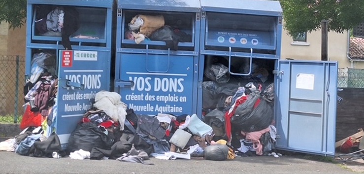 Indisponibilité des bennes à vetements place de la mairie