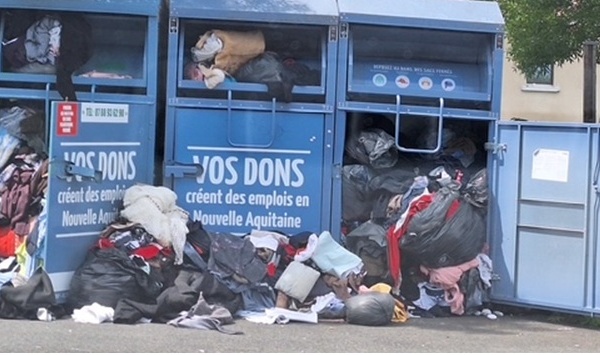 Indisponibilité des bennes à vetements place de la mairie